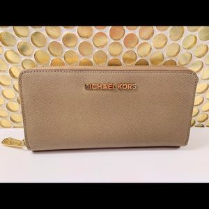 Like New- Michael Kors Zip Around Wallet
